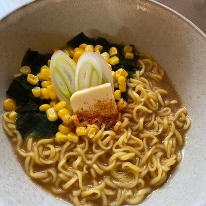 ラーメンの水少なめ(*ﾟ▽ﾟ*)だけどスープの味がぼやけなくてしっかり味わえる。そしてスープが麺とよく絡んで美味い！！